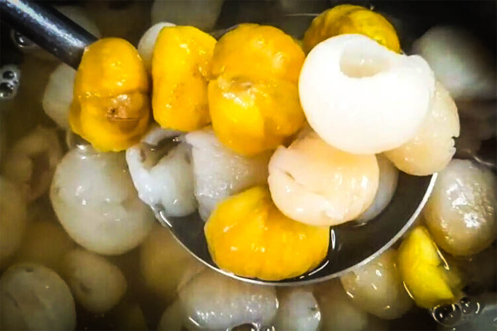 Shop for chè hạt dẻ ingredients at Huế’s vibrant market